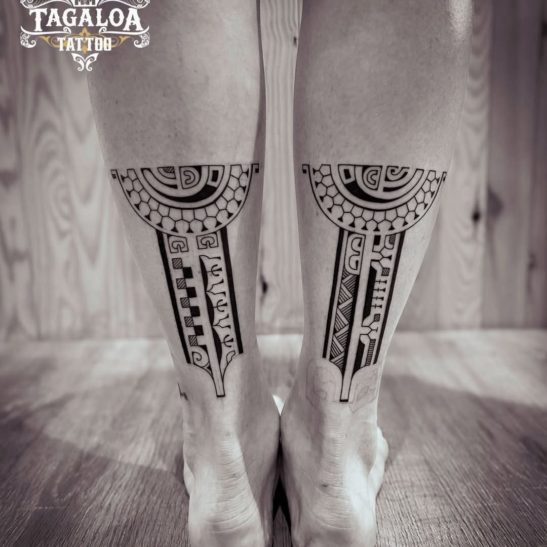 Deux mollets tatoués de bandes polynésiennes symétriques