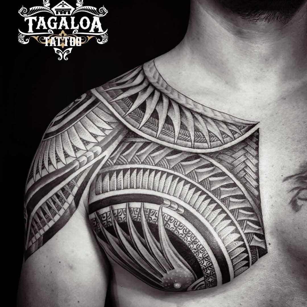 Épaule et pectoral tatoués en style polynésien par Tagaloa